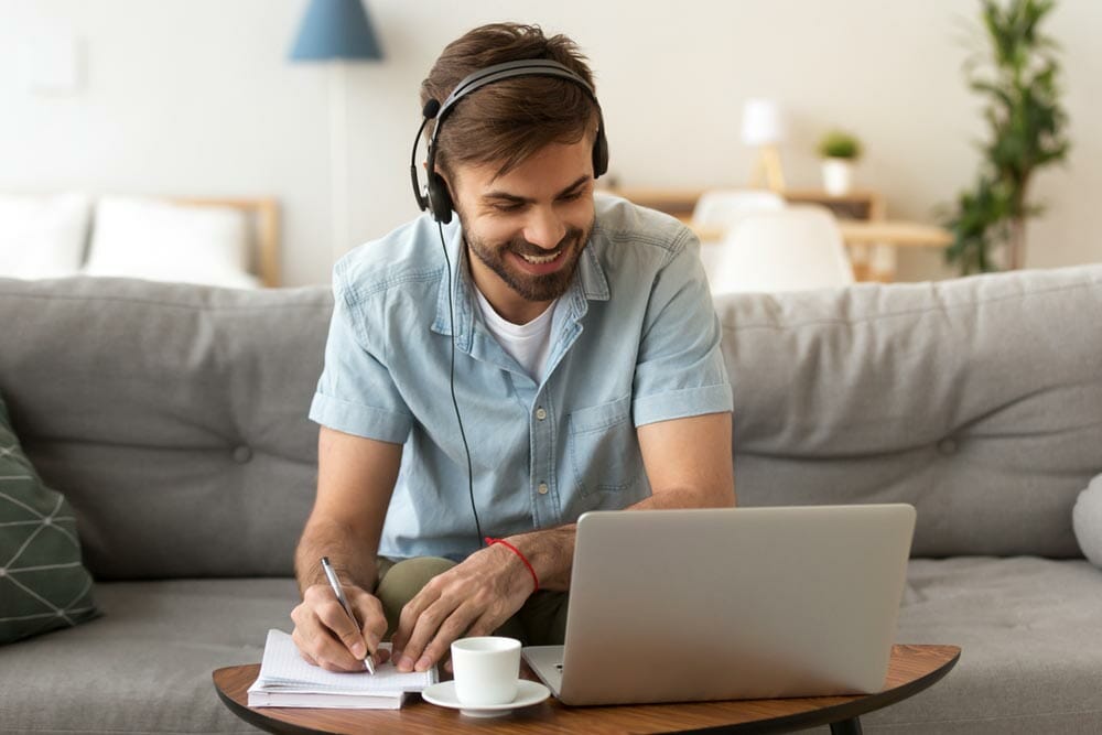 hombre-estudiando-para-reinventarse-en-el-ambito-laboral